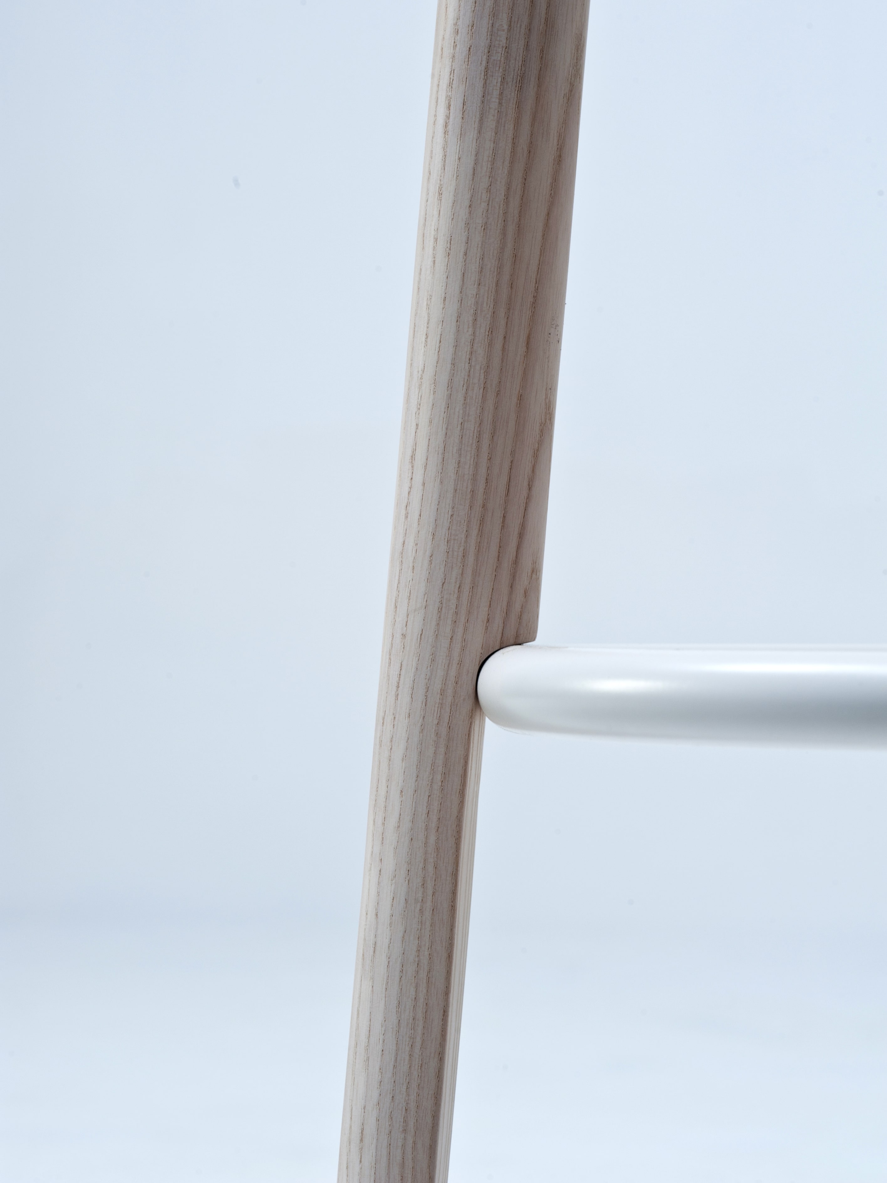 Body：Natural × Foot Ring：White