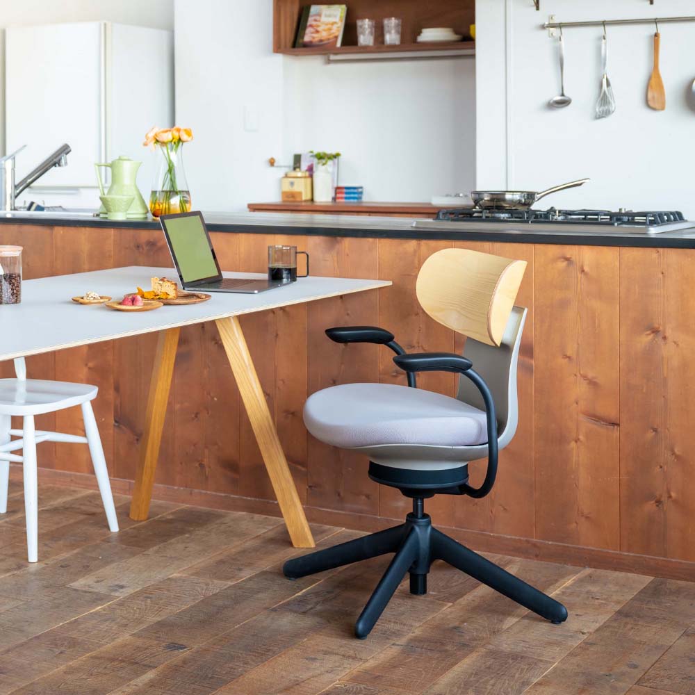 背:合板ミディアムアッシュ/座:合成皮革ブラック