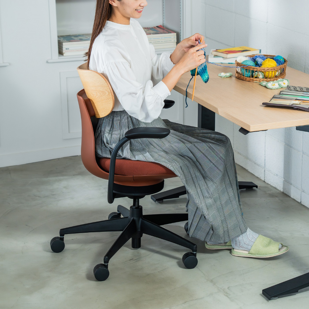 背:合板ミディアムアッシュ/座:合成皮革ブラック