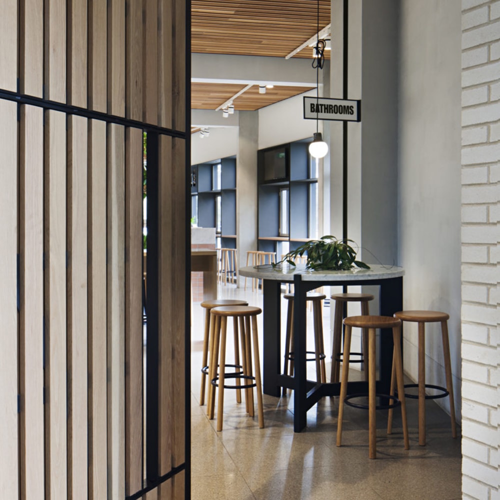 Body：Black Blue × Foot Ring：Black Blue