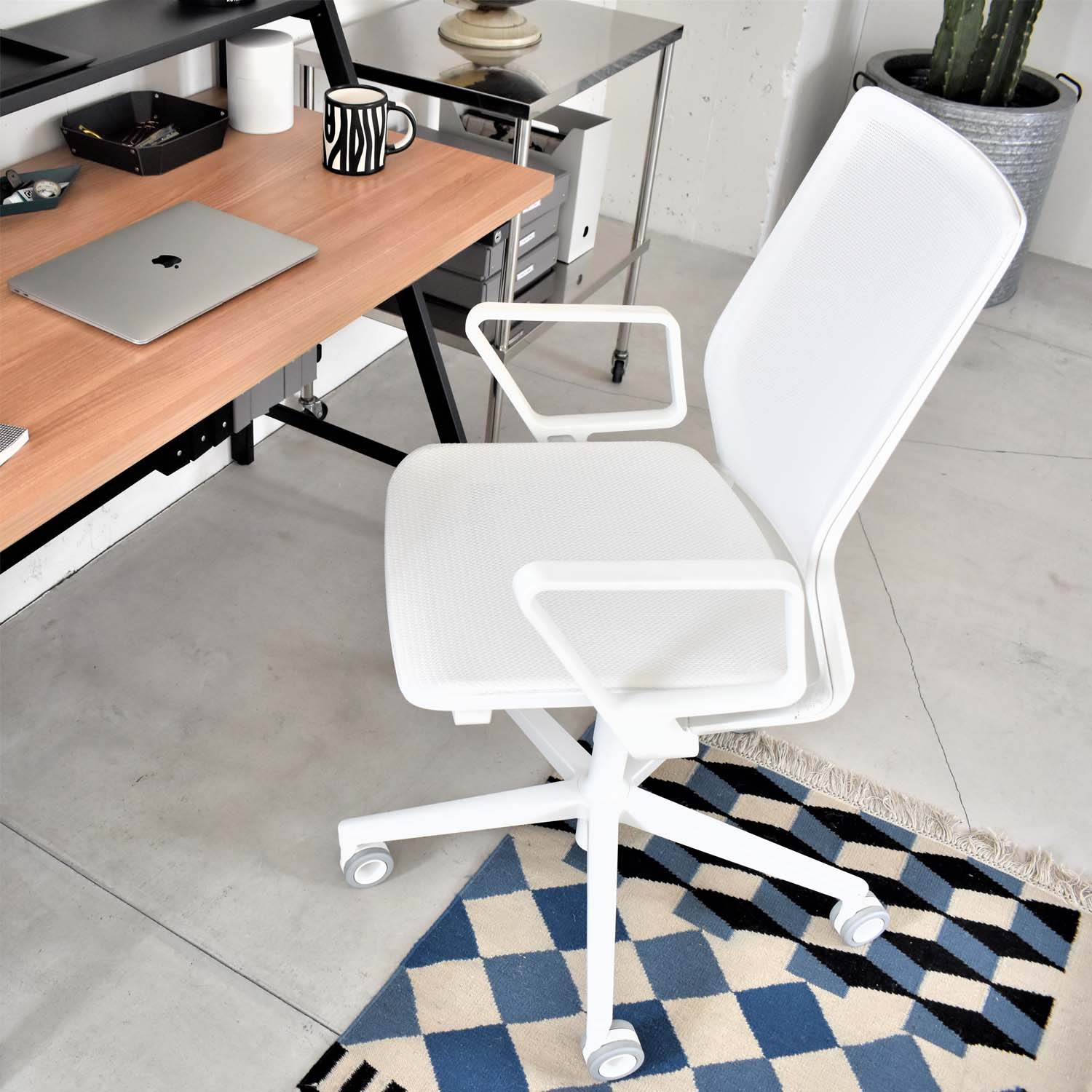 本体ホワイト／ホワイト脚／背座同色／ホワイト