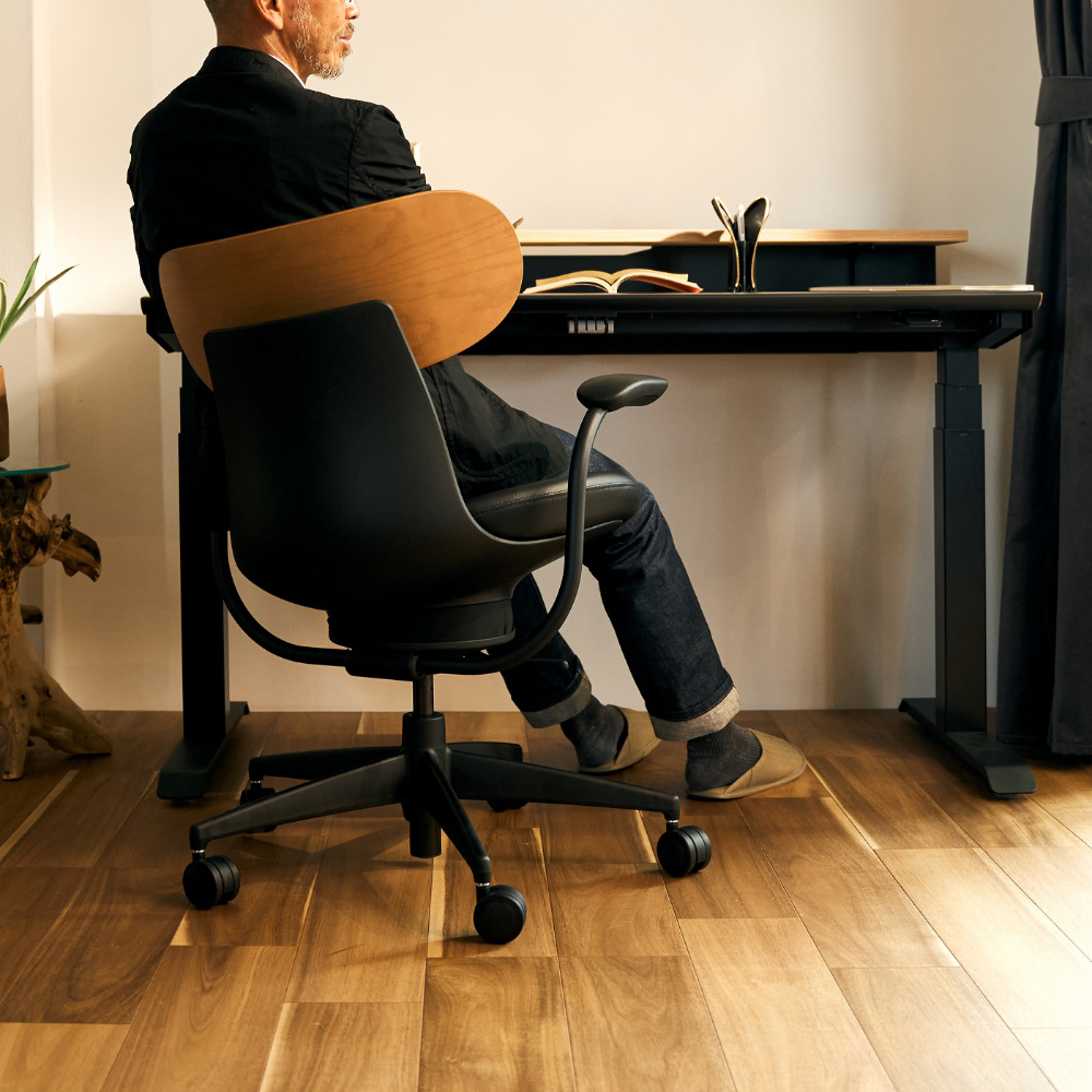 背:合板ミディアムアッシュ/座:合成皮革ブラック