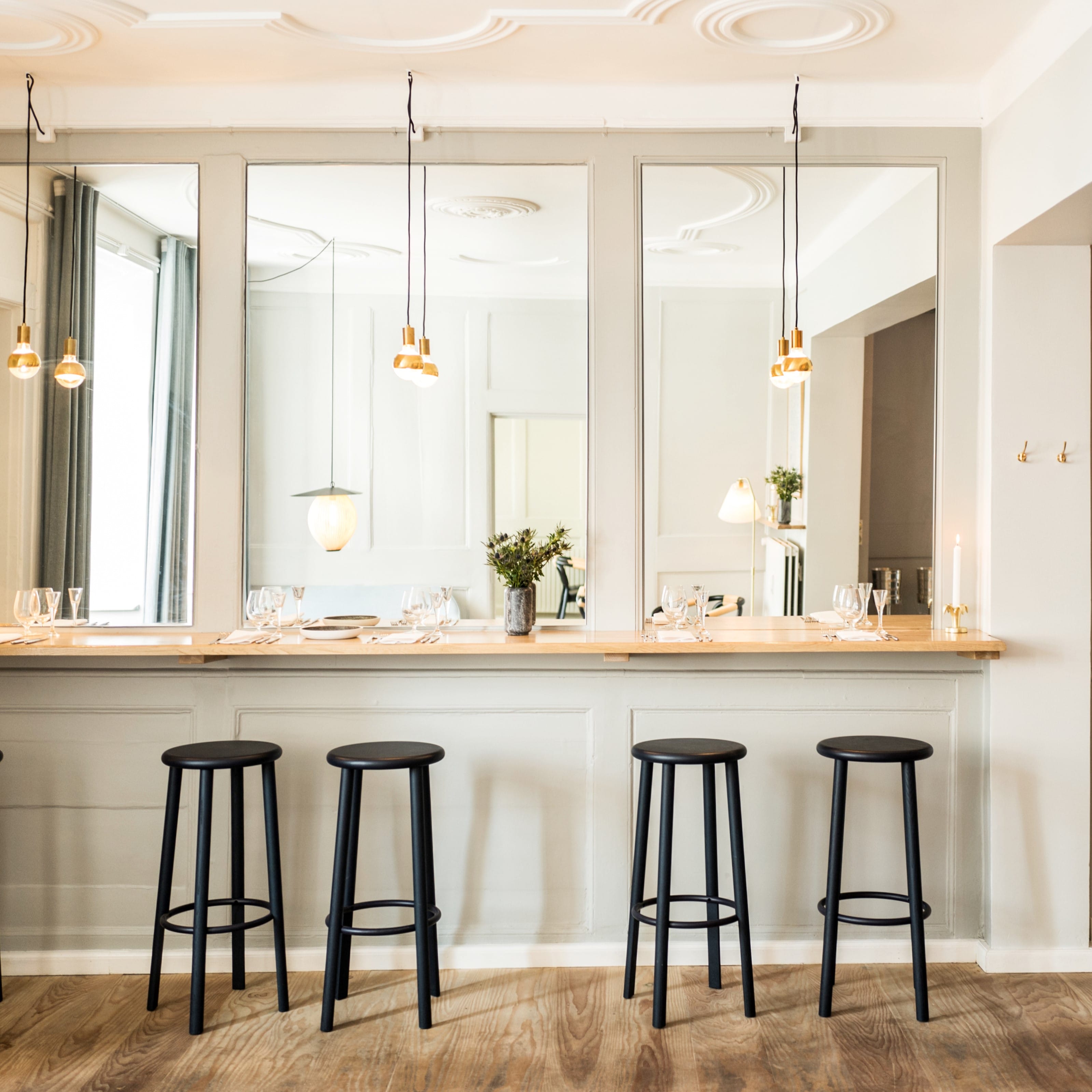 Body：Black Blue × Foot Ring：Black Blue