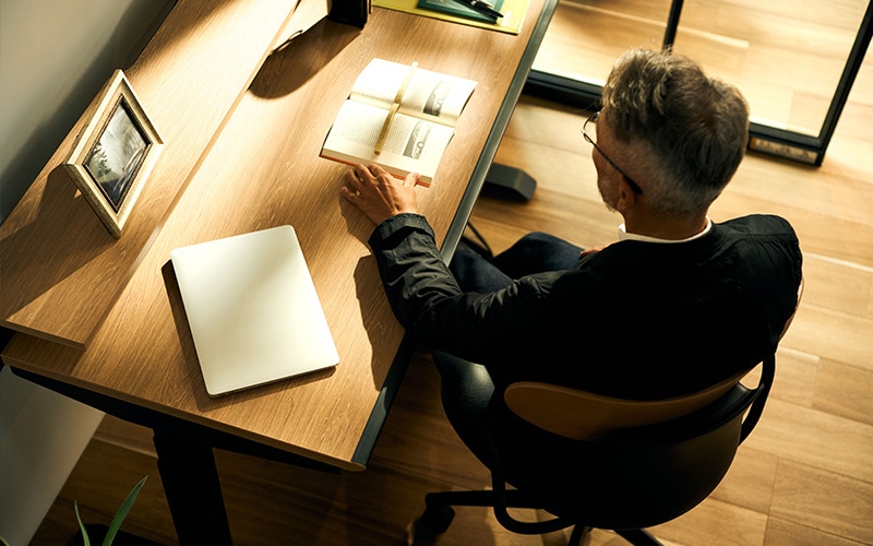 書斎に使う椅子を選ぶ際は、書斎ならではのポイントを押さえておくことが大切