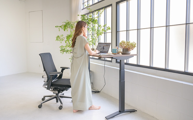 【運動不足の解消を手助けするコクヨのチェアやデスク】電動昇降デスク