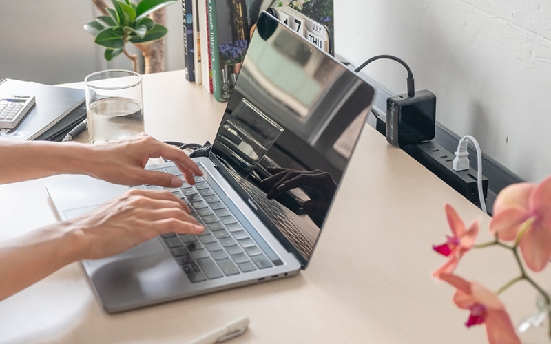 机選びは天板のサイズがポイント